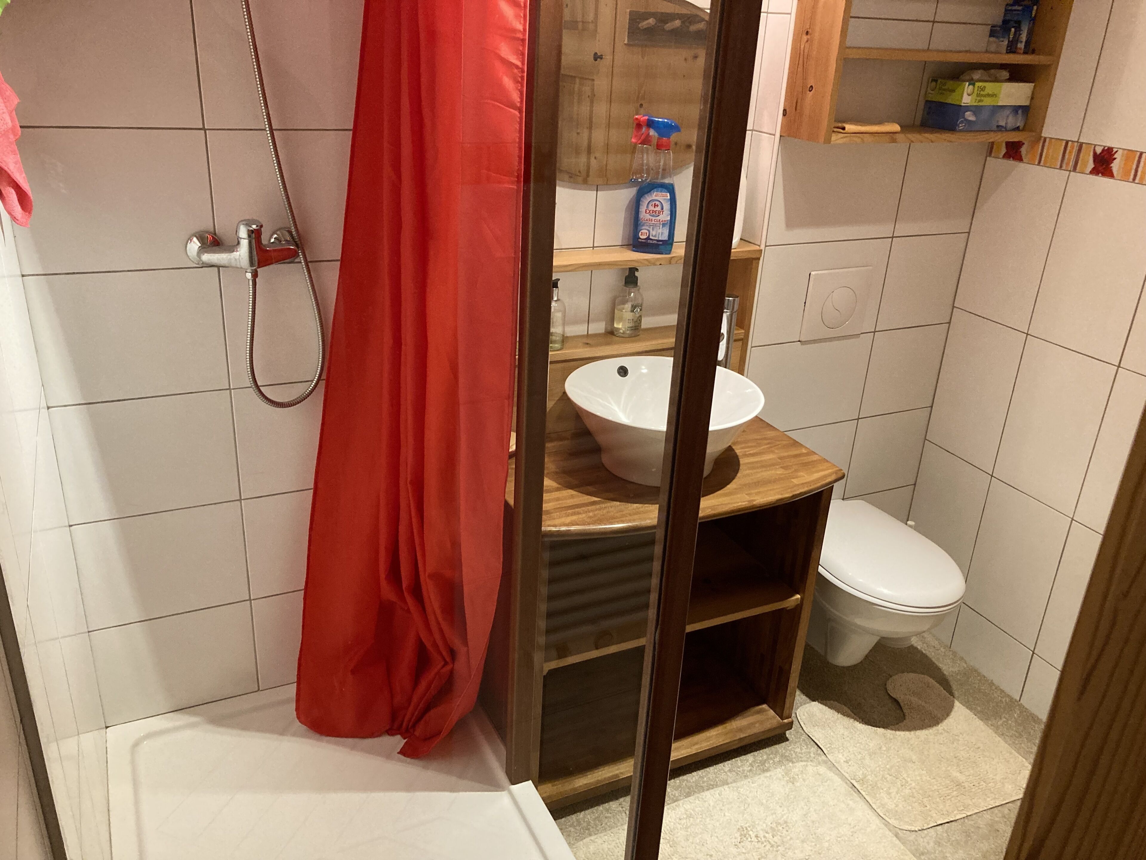 Suihku, hiustenkuivaaja, pyyhkeet