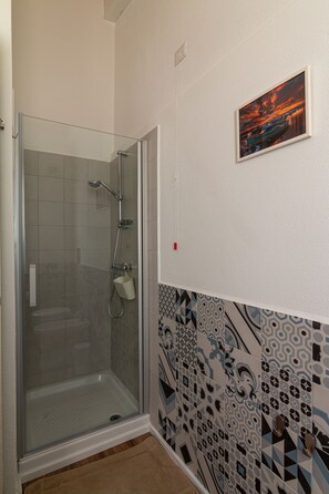 Deluxe Room | Bathroom | Free toiletries, hair dryer, bathrobes - Marrubiu (Marrubiu)