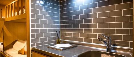 Appartement | Cuisine privée | Réfrigérateur, micro-ondes, plaque de cuisson, bouilloire électrique