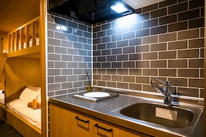 Apartamento básico | Cozinha privada | Geladeira, micro-ondas, cooktop, chaleira elétrica