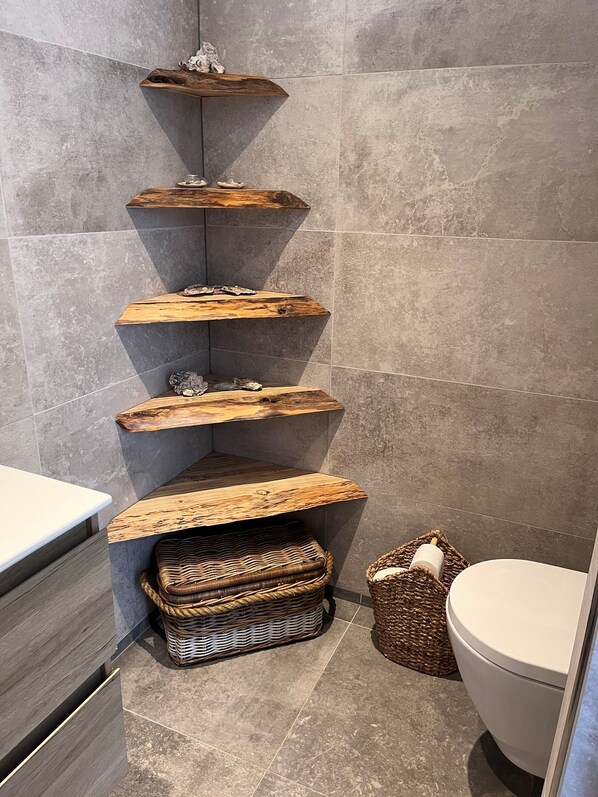 Douche, serviettes fournies, papier de toilette