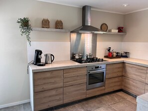 Kjøleskap, mikrobølgeovn, ovn og oppvaskmaskin