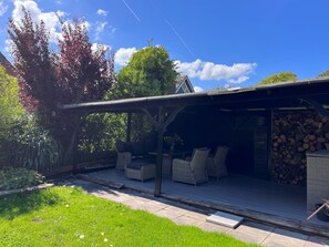 Outdoor dining - Cozy detached holiday home with large enclosed garden (Bruinisse)