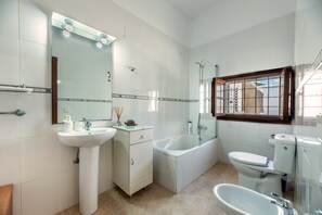 Baignoire, serviettes fournies