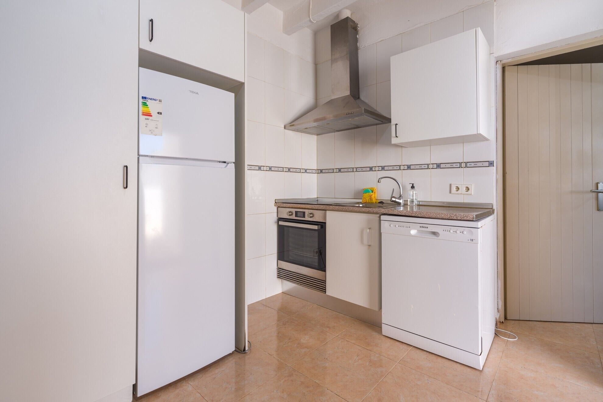 Frigorífico, microondas, horno y placa de cocina