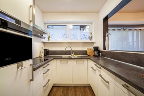 Frigorifero, microonde, forno, piano cottura