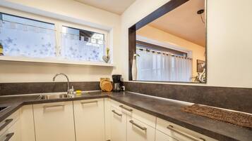 KĂŒhlschrank, Mikrowelle, Ofen, Herdplatte