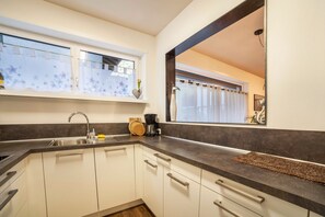 Køleskab, mikrobølgeovn, ovn, kogeplade