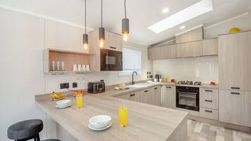 Réfrigérateur, four, plaque de cuisson, grille-pain