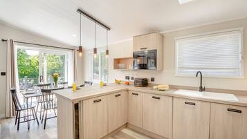 Réfrigérateur, four, plaque de cuisson, grille-pain