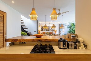 Villa de lujo | Cocina privada | Frigorífico, placa de cocina, hervidor eléctrico y tostadora