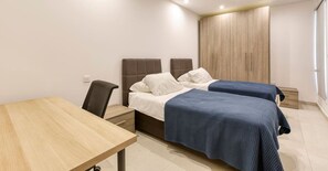 Schreibtisch, Bügeleisen/Bügelbrett, Reisekinderbett, WLAN