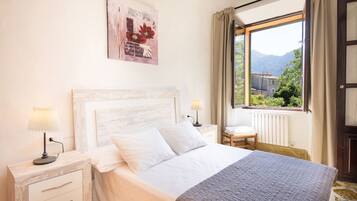 4 bedrooms, iron/ironing board, free WiFi, bed sheets