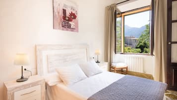 4 bedrooms, iron/ironing board, free WiFi, bed sheets