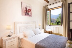 4 dormitoris, planxa i posts de planxar, wifi gratuïta i roba de llit 