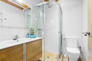 Regadera, secadora de cabello, toallas