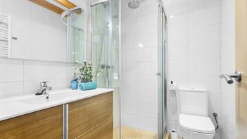 Een douche, een haardroger, handdoeken