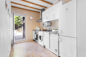 Kjøleskap, mikrobølgeovn, ovn og kokeplater