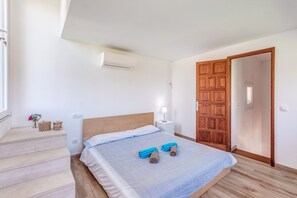 3 室のベッドルーム、アイロン / アイロン台、WiFi (無料)、ベッドシーツ