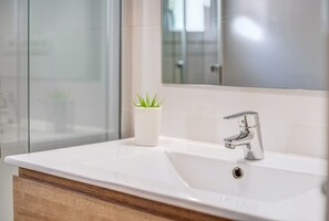 Suihku, hiustenkuivaaja, pyyhkeet