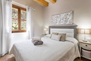3 bedrooms, iron/ironing board, free WiFi, bed sheets - Fantastic Villa with Pool, Whirlpool, Terraces, Mountain View, Air Conditioning & Wi-Fi (Sóller)
