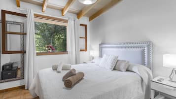 3 slaapkamers, een strijkplank/strijkijzer, gratis wifi, beddengoed