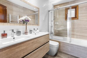 Bathtub, hair dryer, towels - Fantastic Villa with Pool, Whirlpool, Terraces, Mountain View, Air Conditioning & Wi-Fi (Sóller)