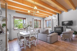 TV, fireplace, DVD player - Fantastic Villa with Pool, Whirlpool, Terraces, Mountain View, Air Conditioning & Wi-Fi (Sóller)