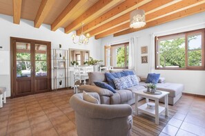 TV, fireplace, DVD player - Fantastic Villa with Pool, Whirlpool, Terraces, Mountain View, Air Conditioning & Wi-Fi (Sóller)