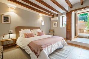 3 bedrooms, iron/ironing board, free WiFi, bed sheets