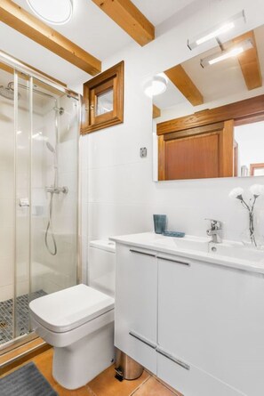 Dusj, hårføner og håndklær