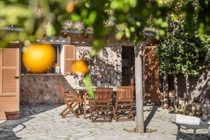 Outdoor dining - Air-Conditioned Holiday Home with Pool, Terrace, Mountain View & Wi-Fi (Sóller)
