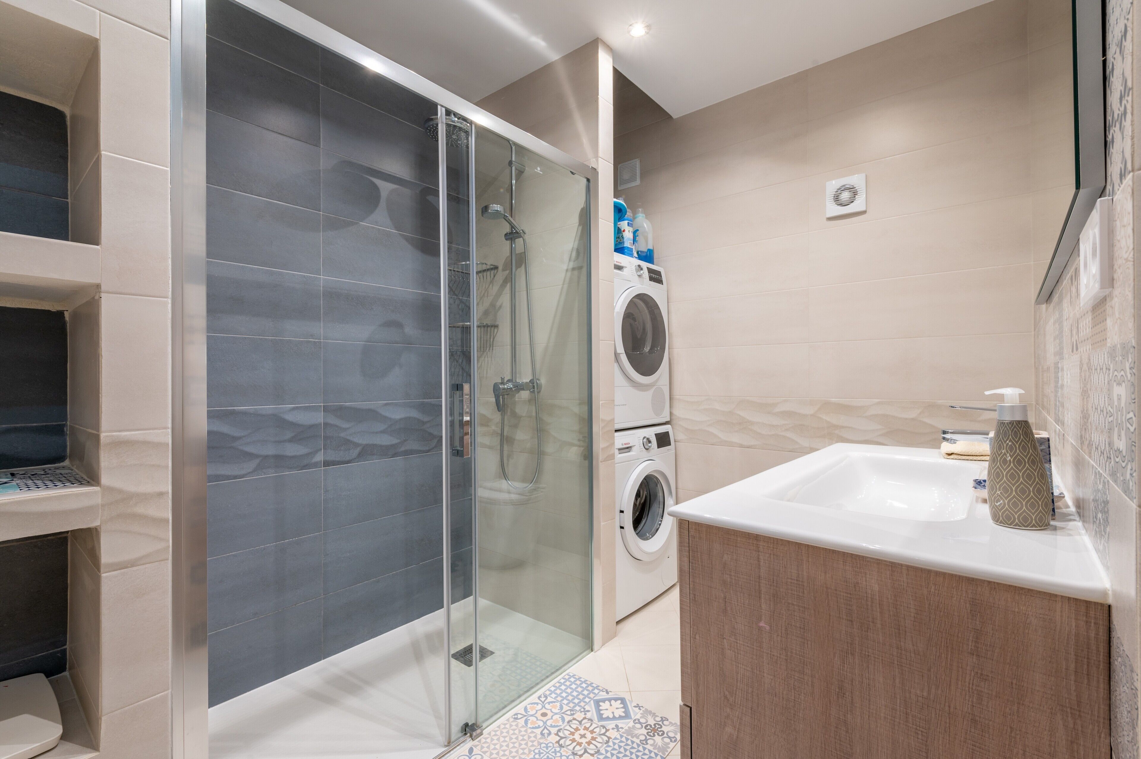 Shower, hair dryer, towels