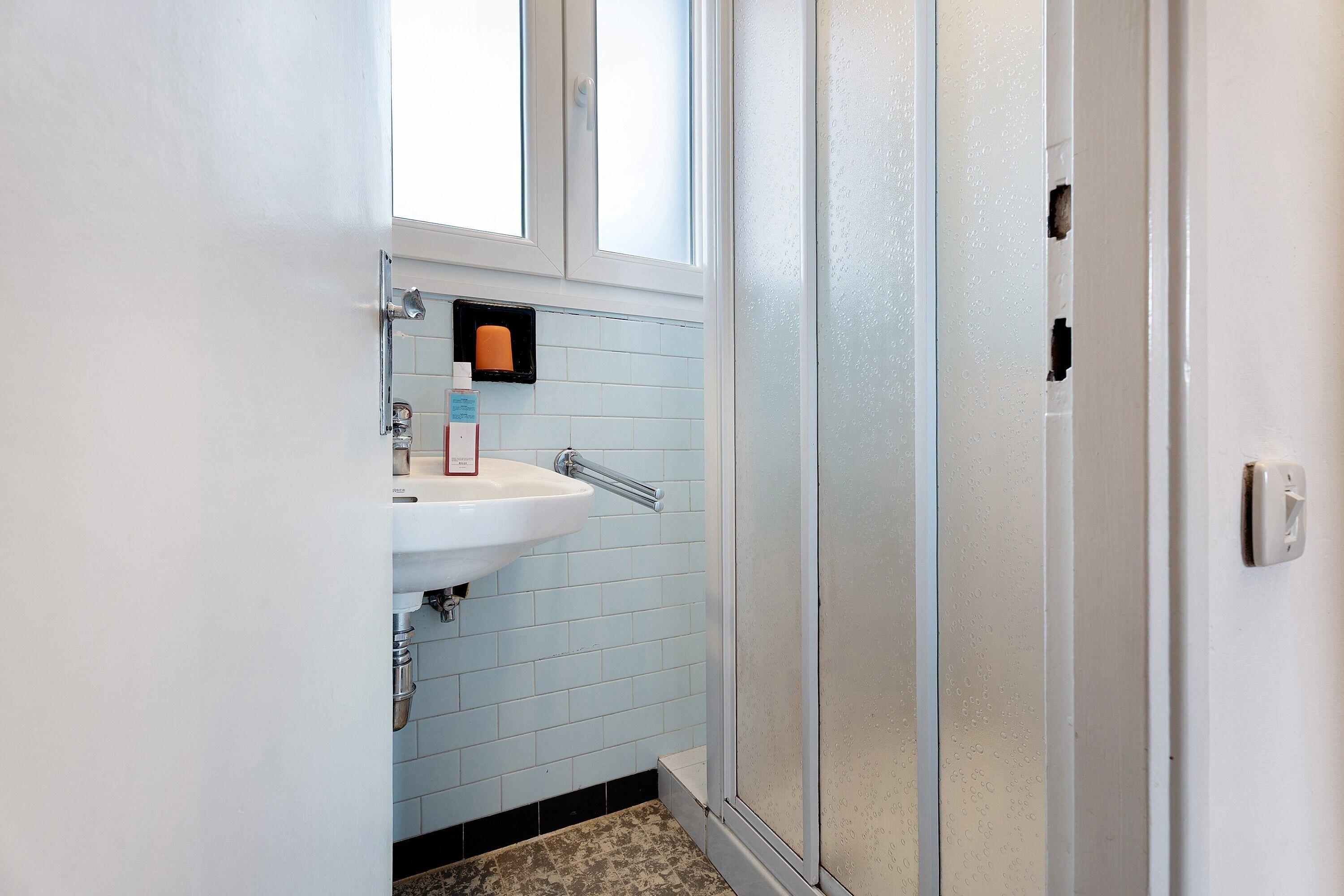 Een douche, een haardroger, handdoeken