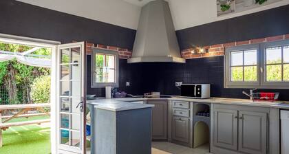 Maison Roxane avec piscine partagée, terrasse privée et Wi-Fi