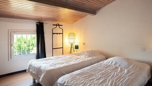 A bedroom with two beds, a window with curtains, a lamp, and a wooden ceiling. - Maison Roxane with Pool, Private Terrace, and Wi-Fi (Six-Fours-les-Plages)