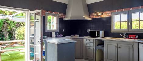 Kühlschrank, Mikrowelle, Ofen, Herdplatte