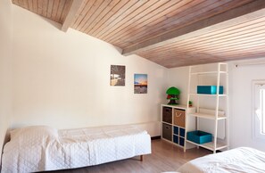 3 bedrooms, iron/ironing board, free WiFi