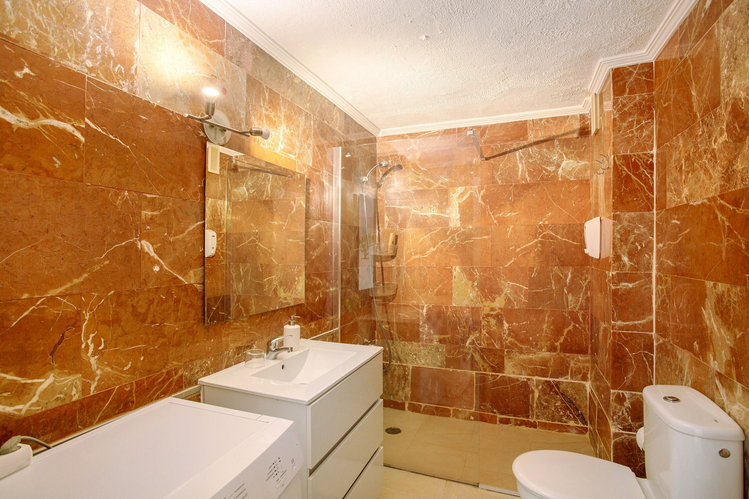 Een douche, een haardroger, handdoeken