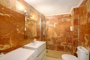 Dusche, Haartrockner, Handtücher