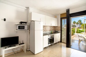 Kylskåp, mikrovågsugn, spishäll och kaffe- och tebryggare