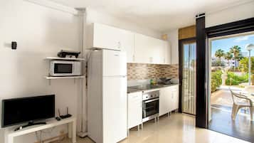 Frigorífico, microondas, placa de cocina y cafetera o tetera