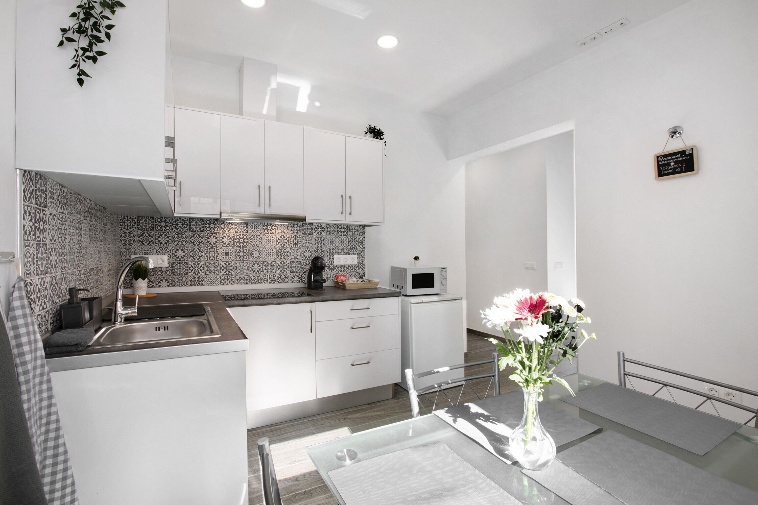 Jääkaappi, mikroaaltouuni, liesi, astianpesukone