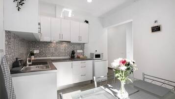 Jääkaappi, mikroaaltouuni, liesi, astianpesukone