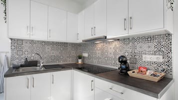 Køleskab, mikrobølgeovn, kogeplade, opvaskemaskine