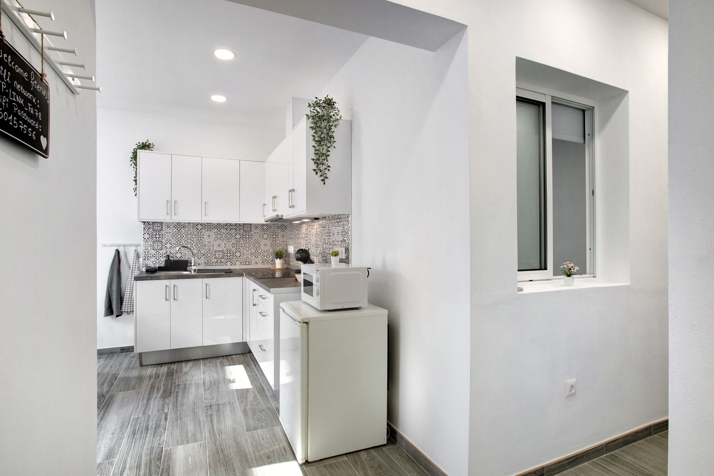 Frigorifero, microonde, piano cottura, lavastoviglie