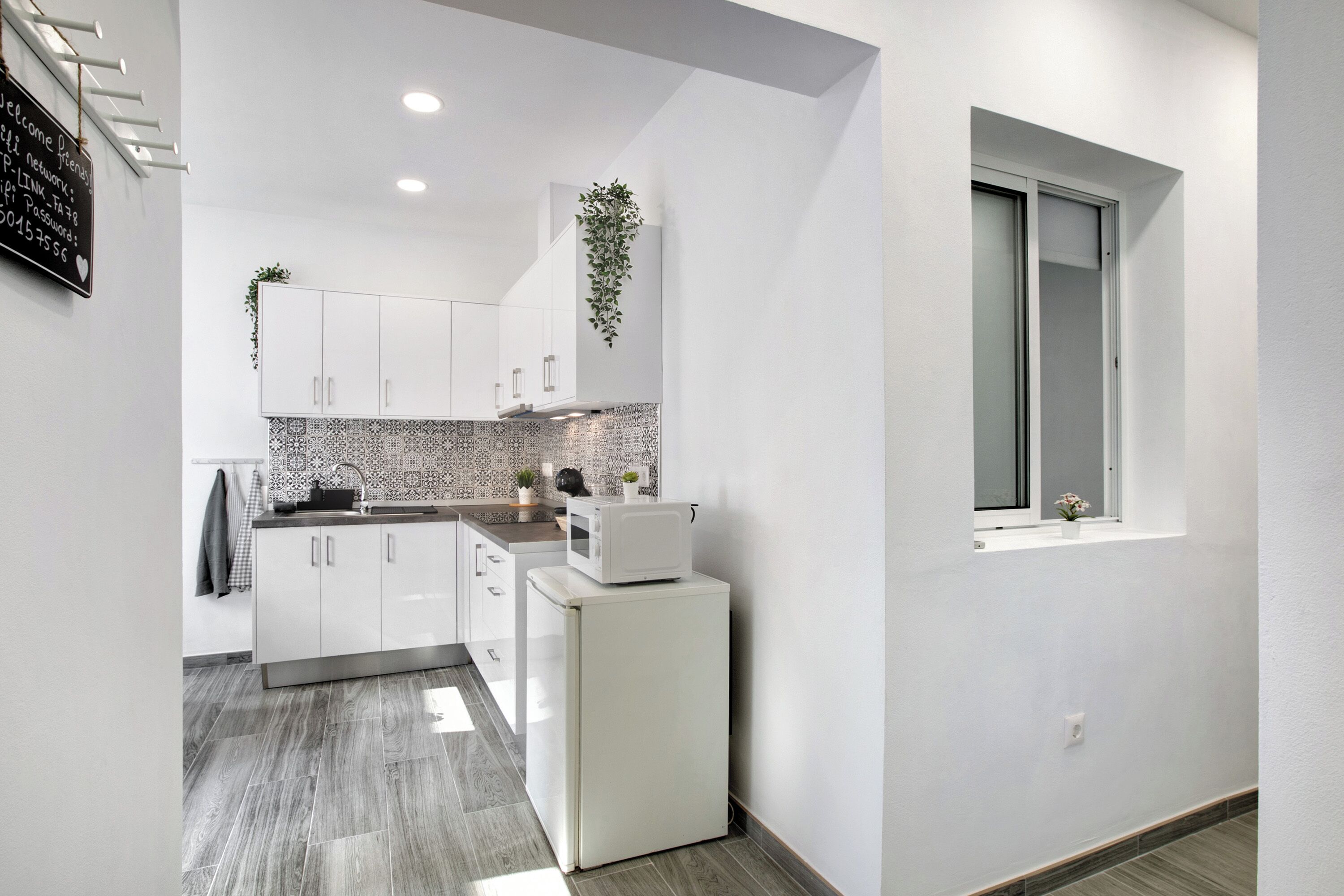 Frigorífico, microondas, placa de cocina y lavavajillas