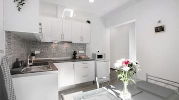 Een koelkast, een microgolfoven, een kookplaat, een vaatwasser