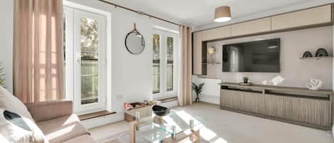 House | Living area | 42-inch Smart TV with satellite channels, Netflix, streaming services