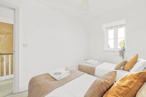 Habitación de hotel con dos camas, una ventana y vistas al exterior.